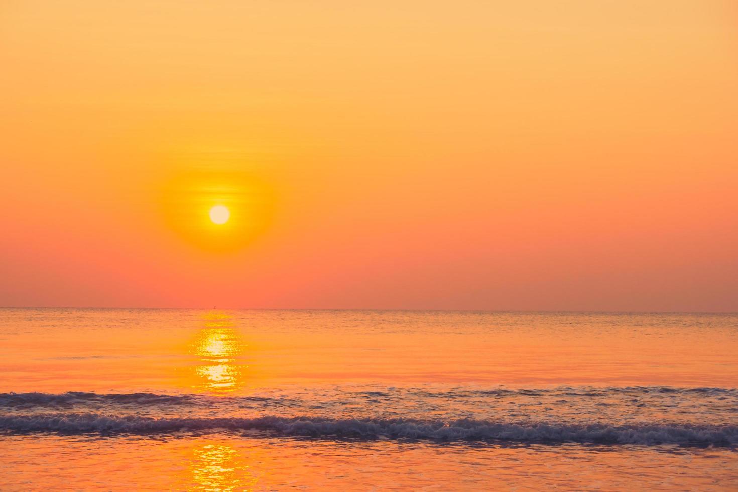 beau lever de soleil sur la plage photo