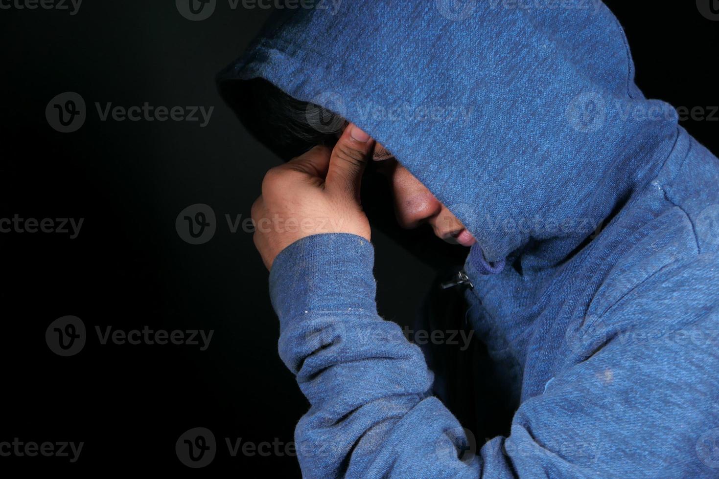 homme avec un mal de tête sur fond noir photo