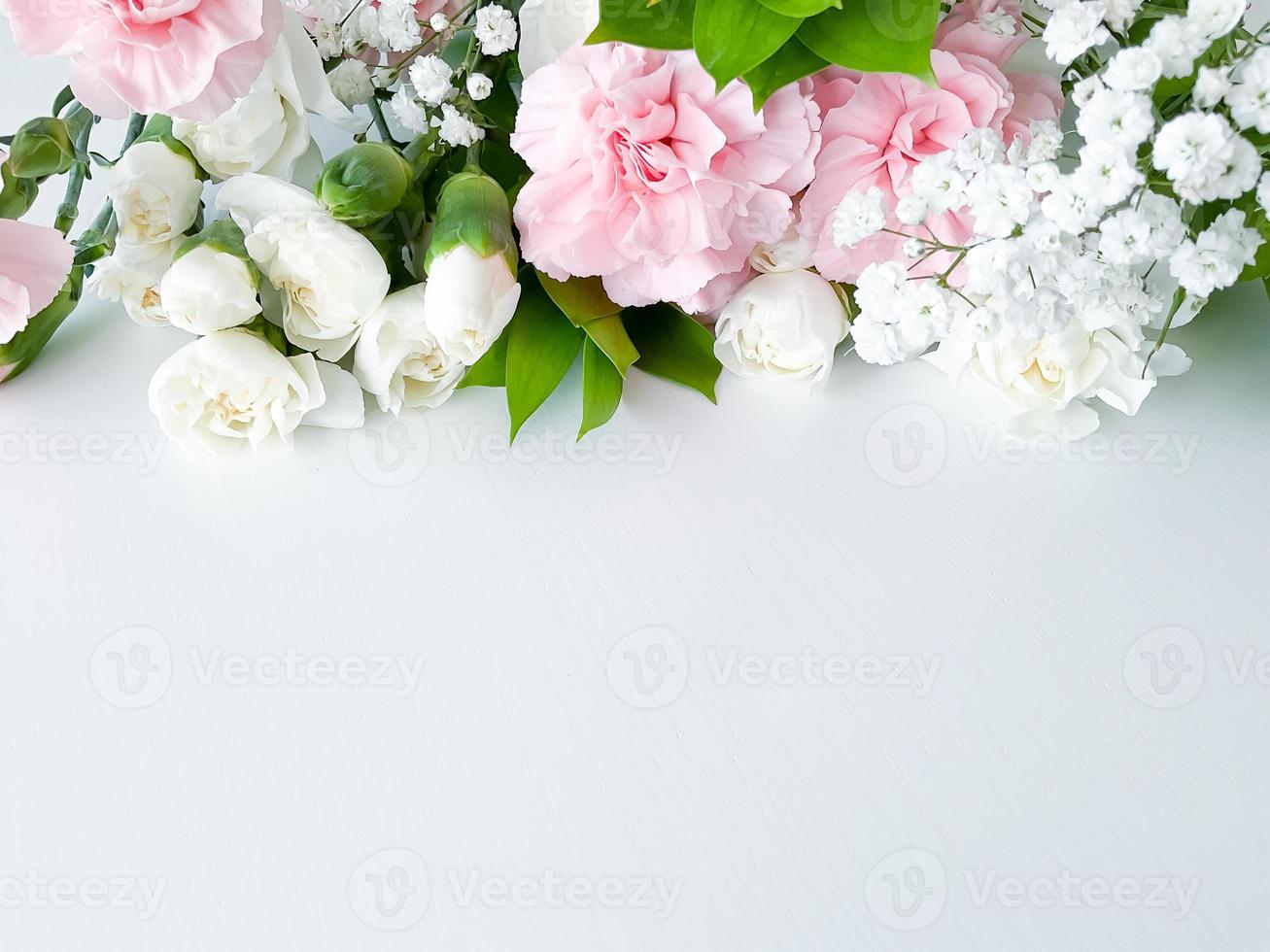 proche en haut photo de une bouquet de rose et blanc