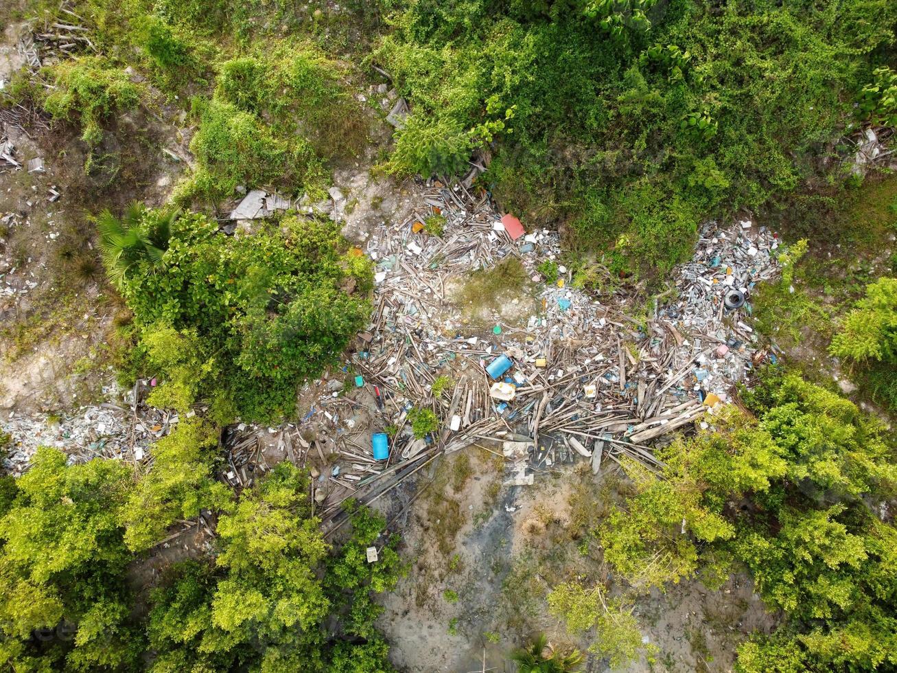 aérien Haut vers le bas vue le ordures est piégé photo