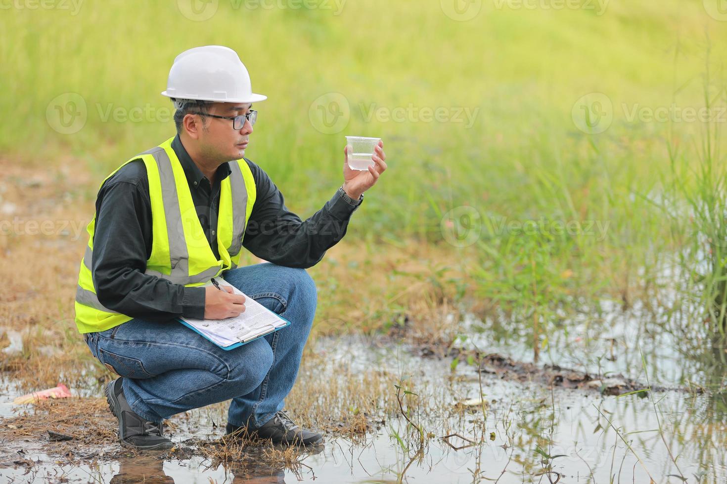 environnement ingénieurs travail à l'eau la source à vérifier pour contaminants dans l'eau sources et en cours d'analyse l'eau tester résultats pour réutiliser.monde environnement journée concept. photo