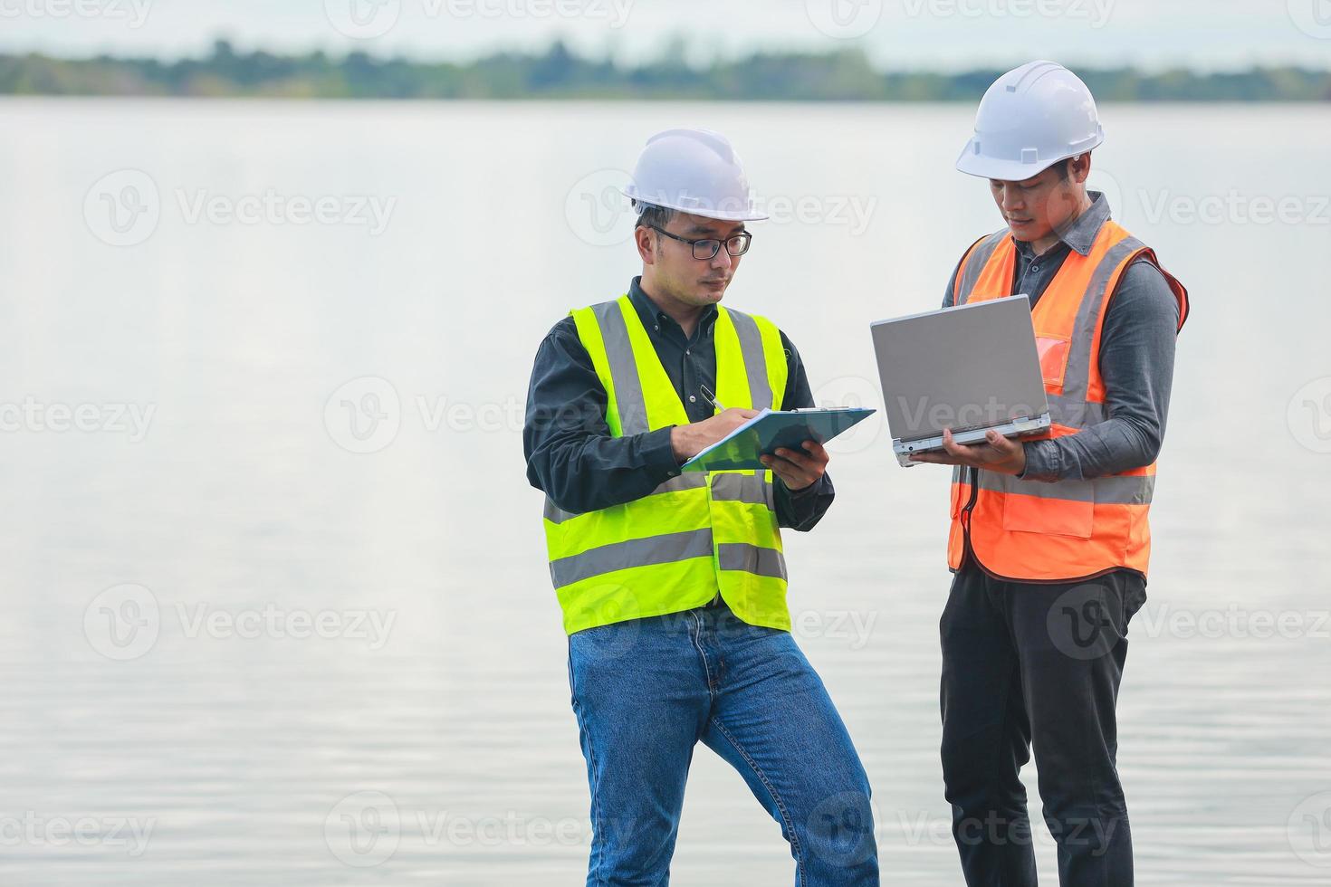 environnement ingénieurs travail à l'eau la source à vérifier pour contaminants dans l'eau sources et en cours d'analyse l'eau tester résultats pour réutiliser.monde environnement journée concept. photo