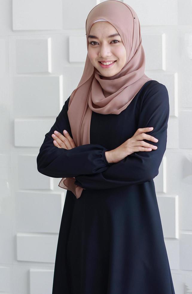 Belle femme d'affaires asiatique musulmane sourit avec bonheur au bureau photo