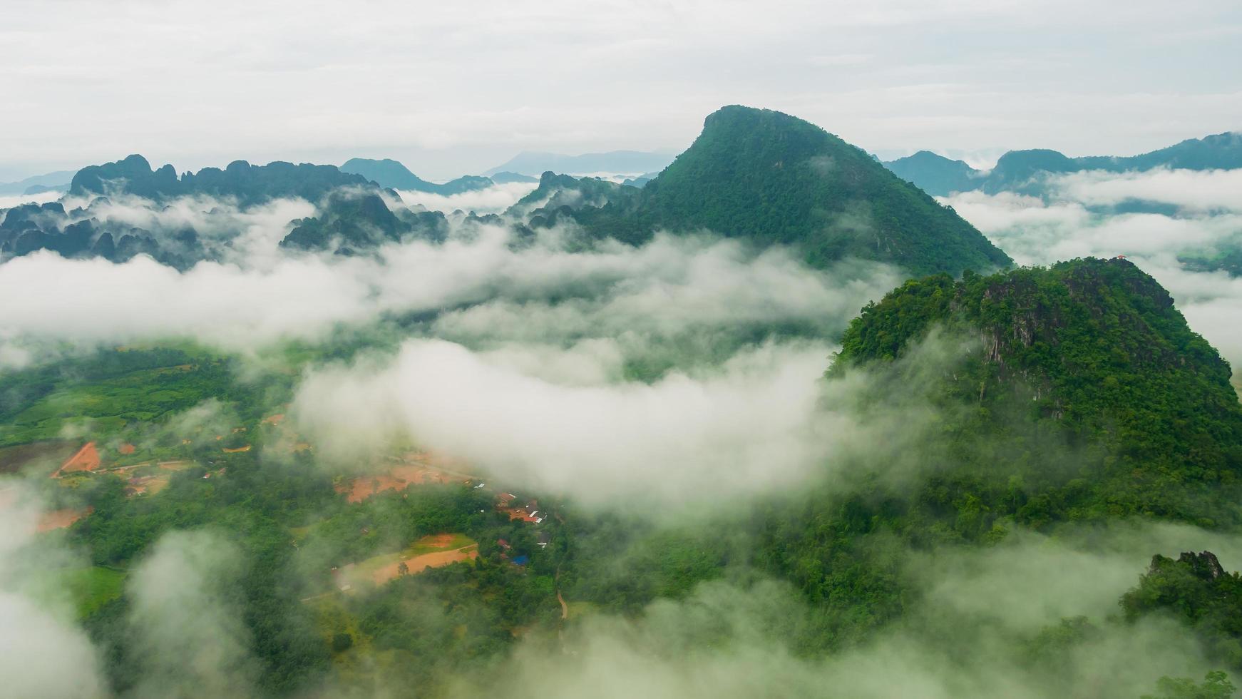 montagnes du paysage et ciel bleu avec des arbres verts en saison des pluies photo