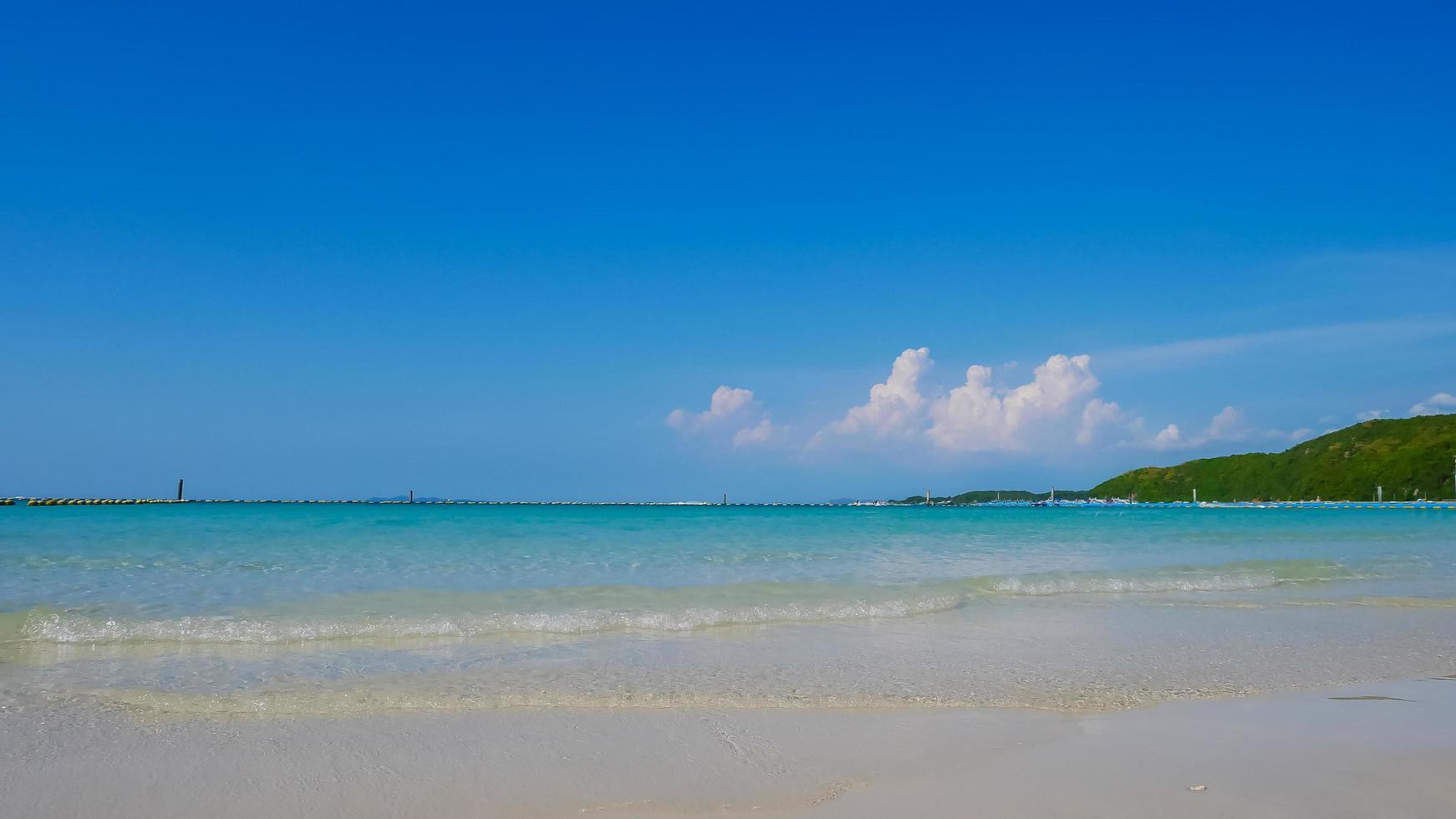 paysage de plage d'été et ciel bleu photo