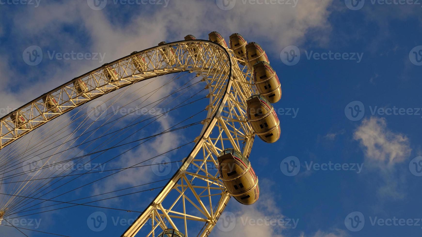 ferris roue dans le amusement parc sur Contexte de bleu ciel avec des nuages. faible angle vue de une gros ferris roue. photo