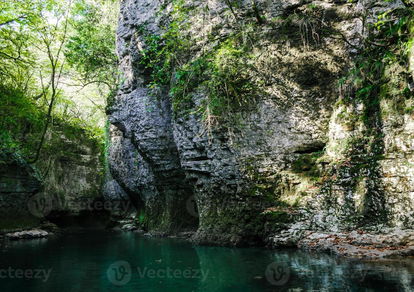 rivière avec falaises photo