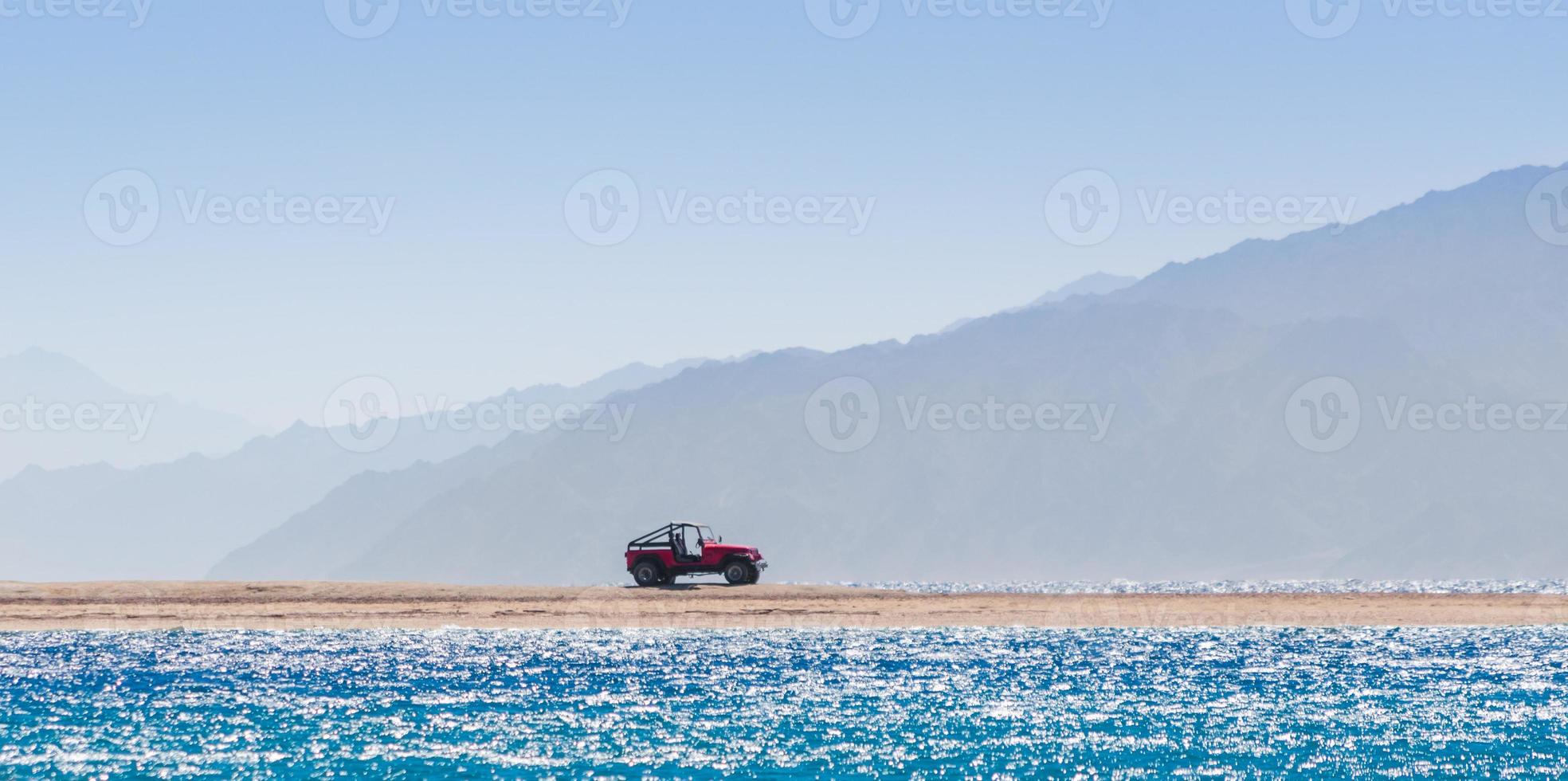 jeep rouge sur la plage photo