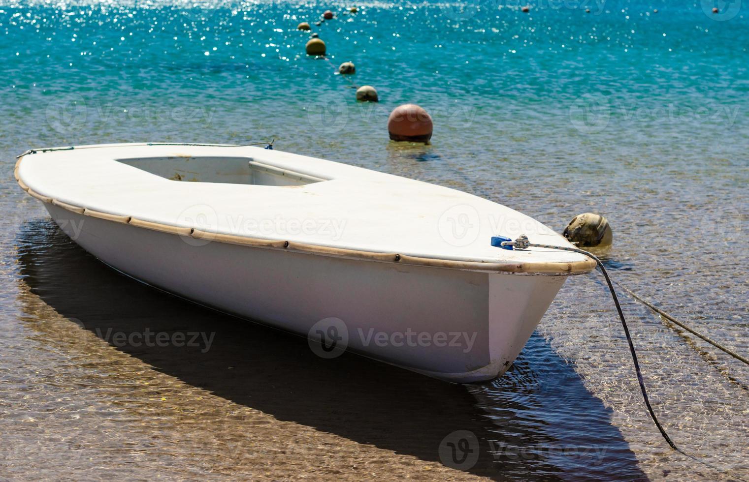 bateau captif dans l'eau turquoise photo