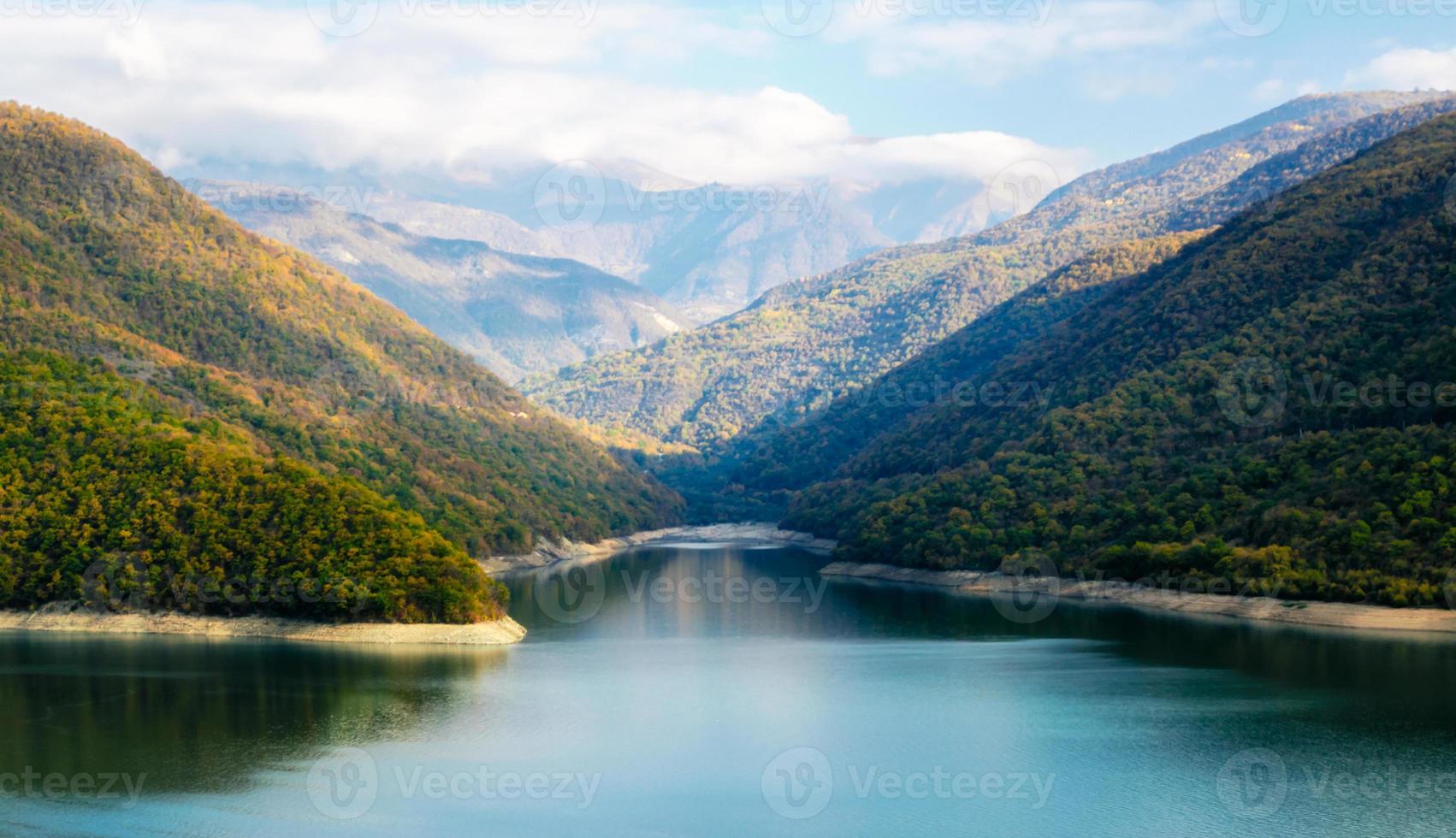 nuages sur une rivière et des montagnes photo