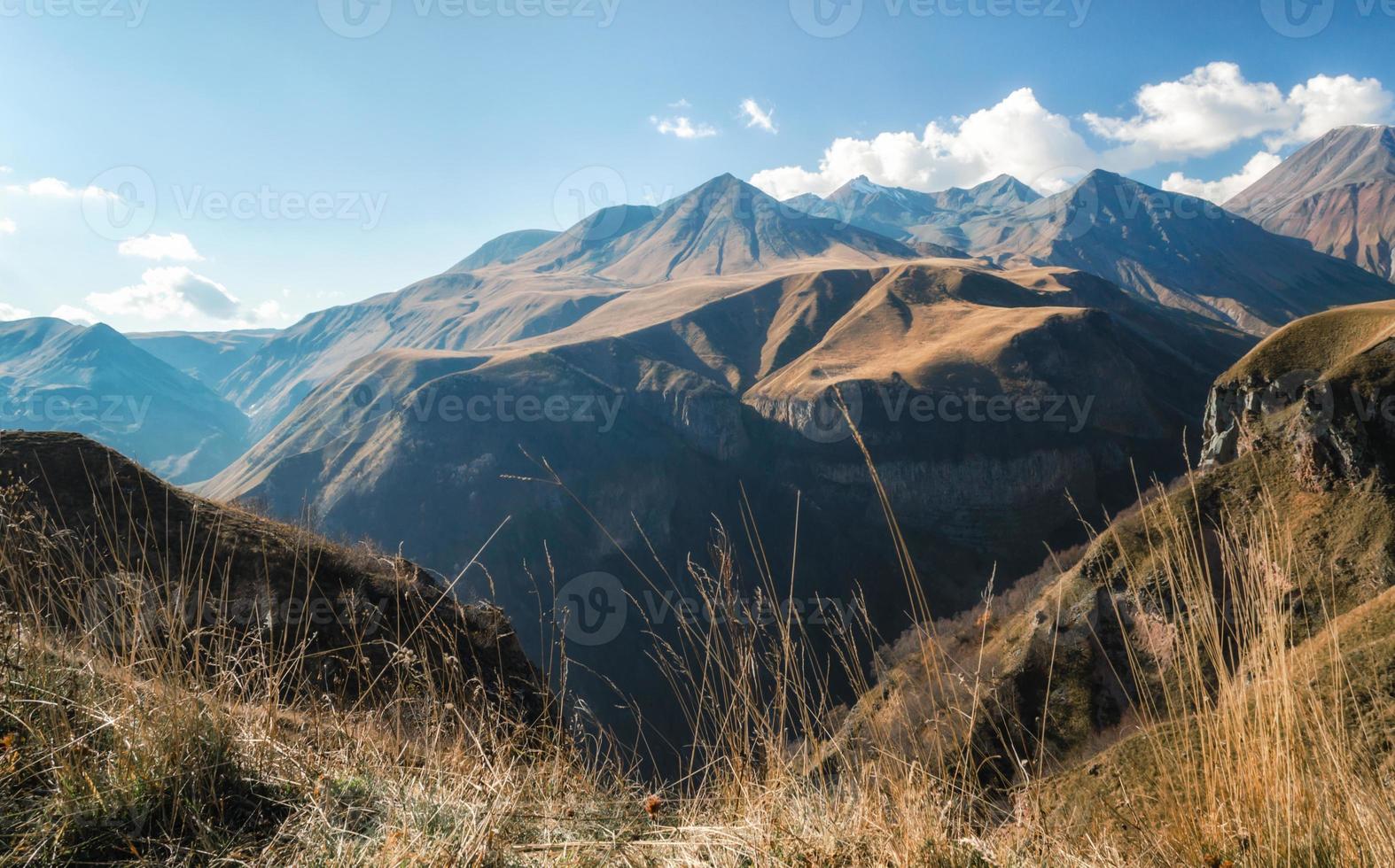 paysage de montagne avec ciel bleu et nuages photo