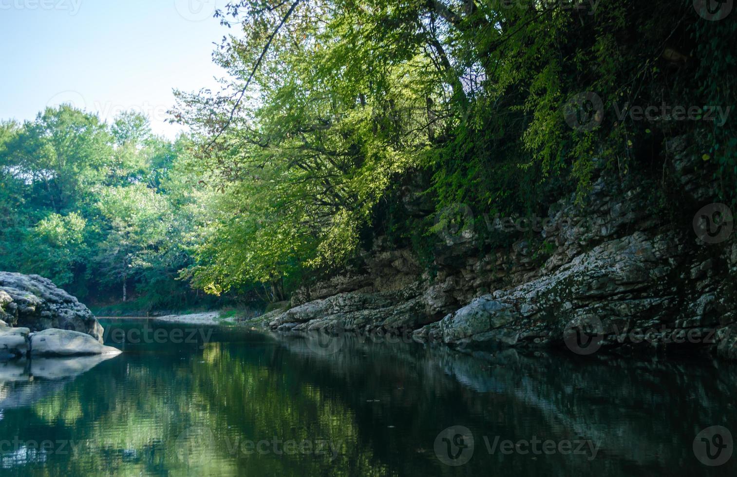 rive rocheuse d'une rivière de montagne photo