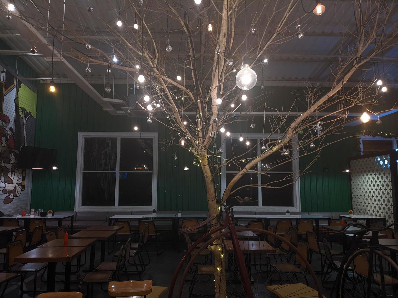 lumière Noël arbre sur le milieu restaurant. le photo est adapté à utilisation pour Noël arrière-plan, natal affiche et contenu médias.