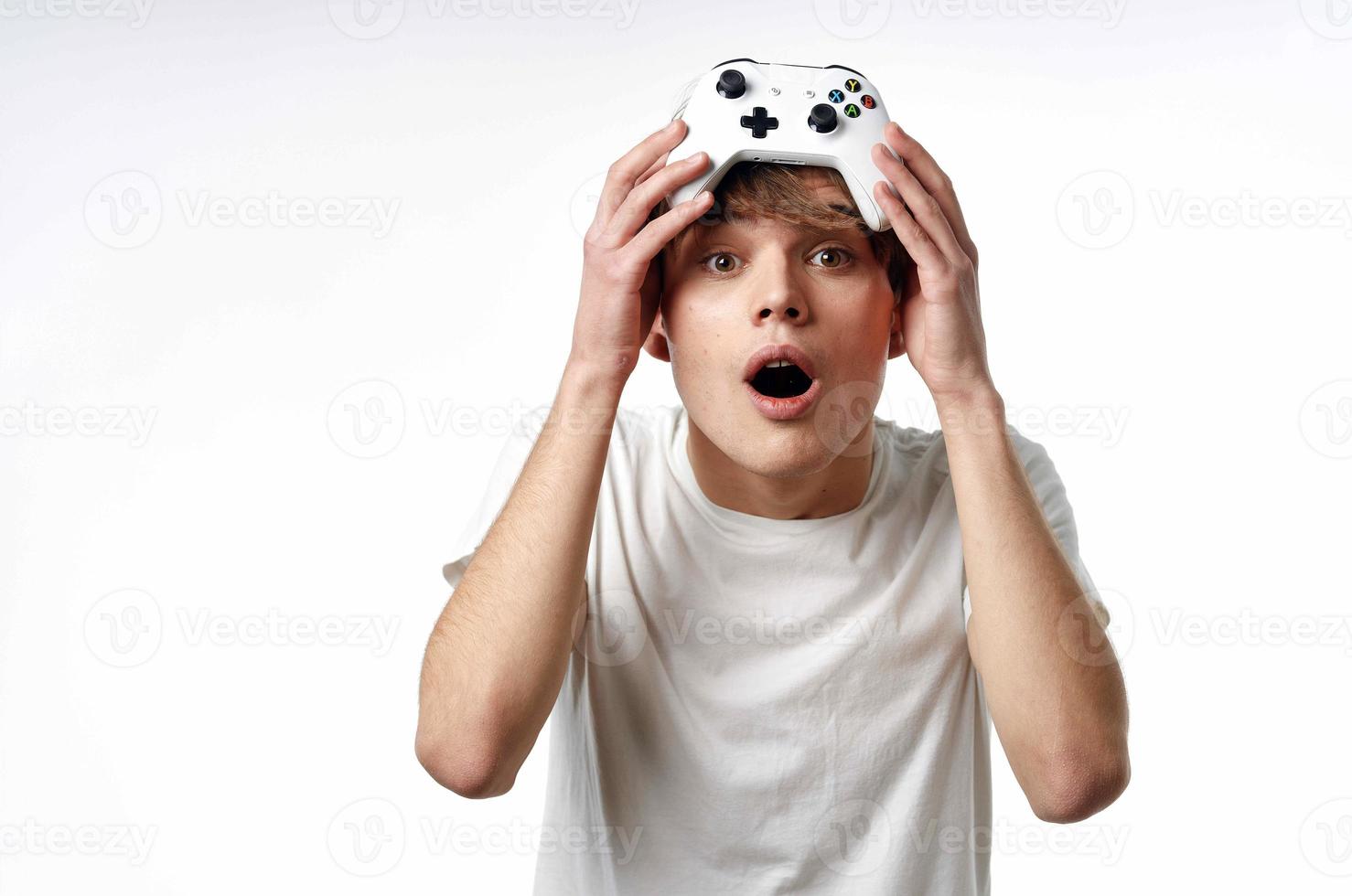 gars dans blanc T-shirt manette Jeux La technologie divertissement photo