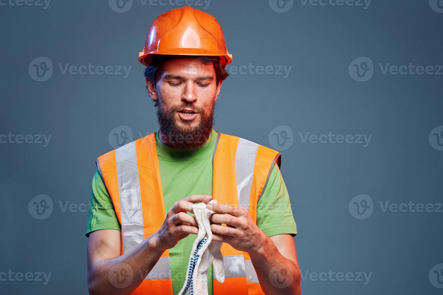 homme dans construction uniforme Orange casque sécurité émotions bleu Contexte photo