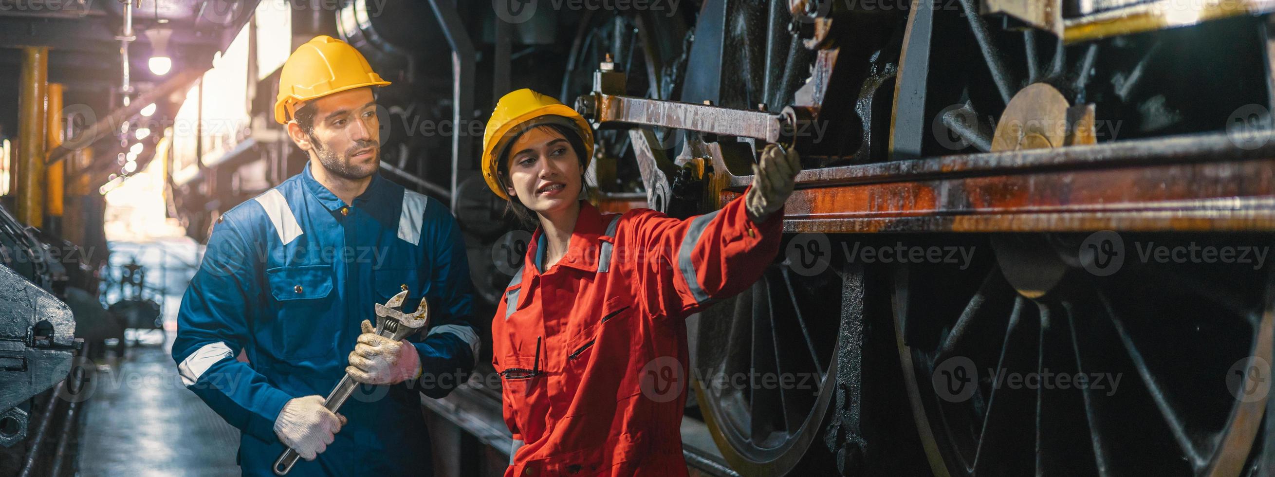 femelle ingénieur et ouvrier vérification équipement dans usine pour réparation photo