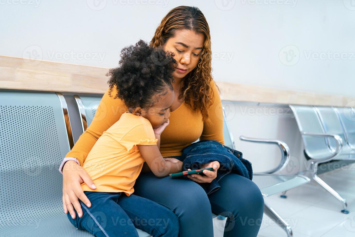 famille maman avec fille en utilisant téléphone ensemble à pièce Bureau photo