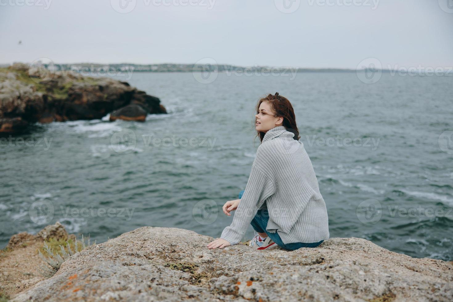 magnifique femme longue cheveux la nature rochers côte paysage femelle relaxant photo