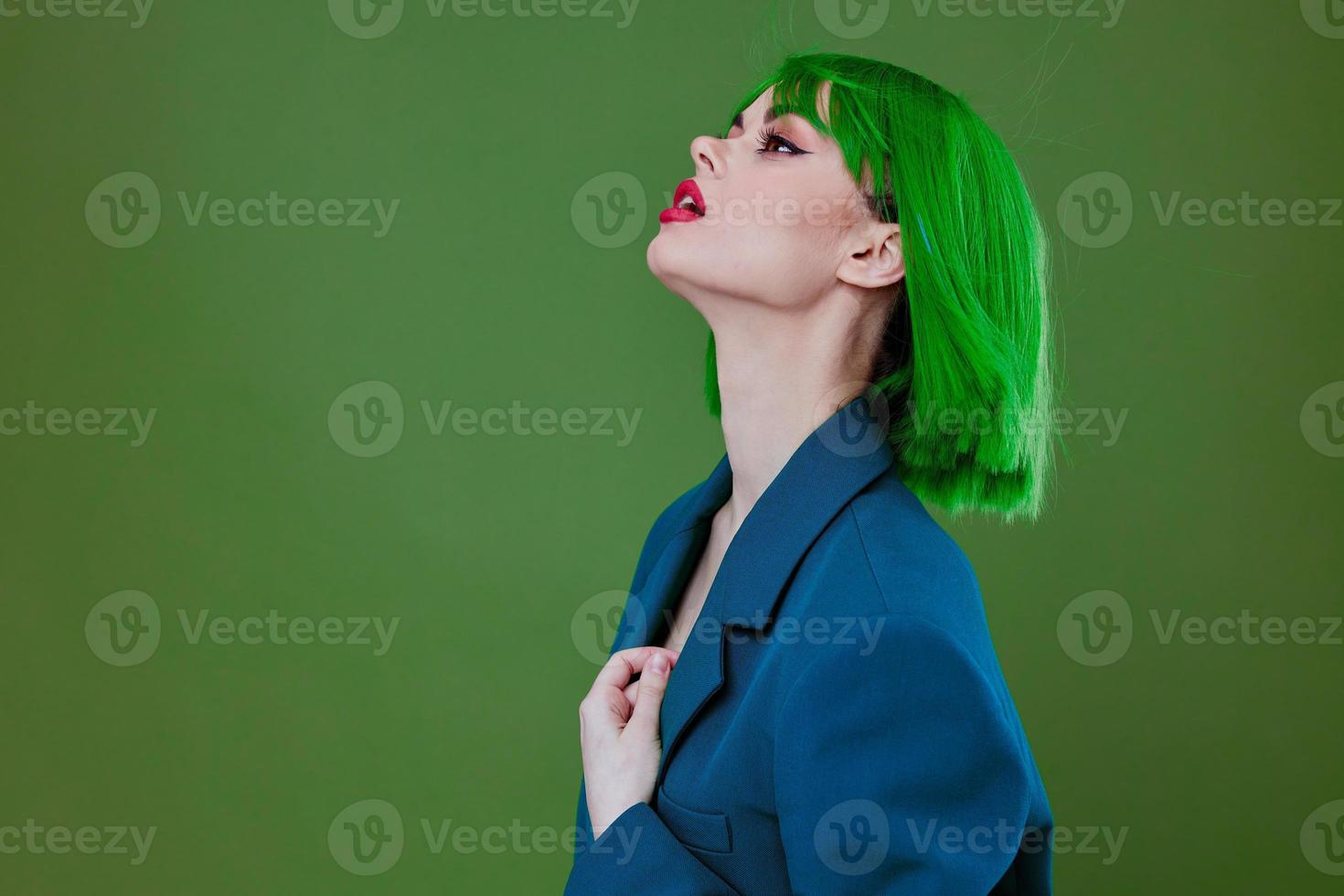 Jeune femme amusement geste mains vert cheveux mode studio modèle inchangé photo