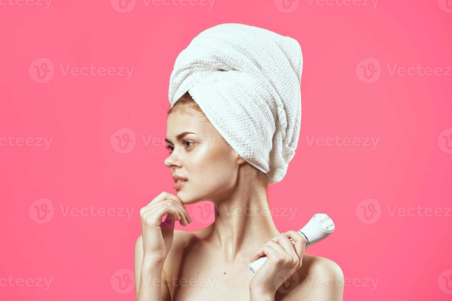 femme avec nu épaules clair peau produits de beauté faciale massage photo