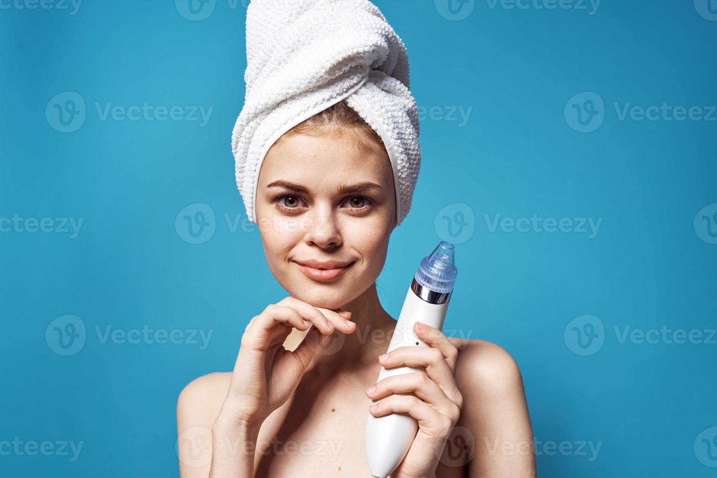 femme avec nu épaules nettoyage visage bleu Contexte photo