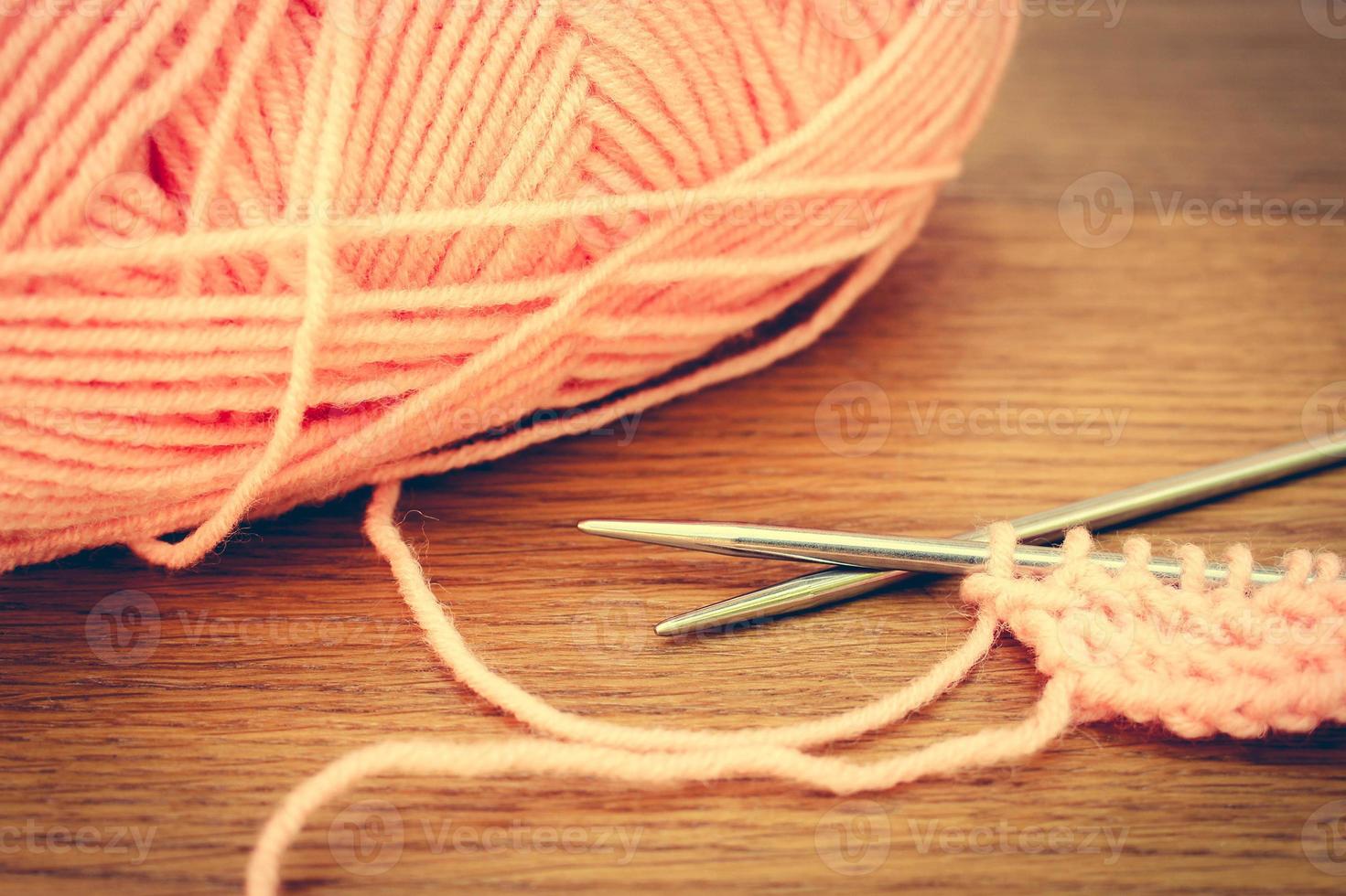 beige fils et tricot aiguilles. tonique image. photo