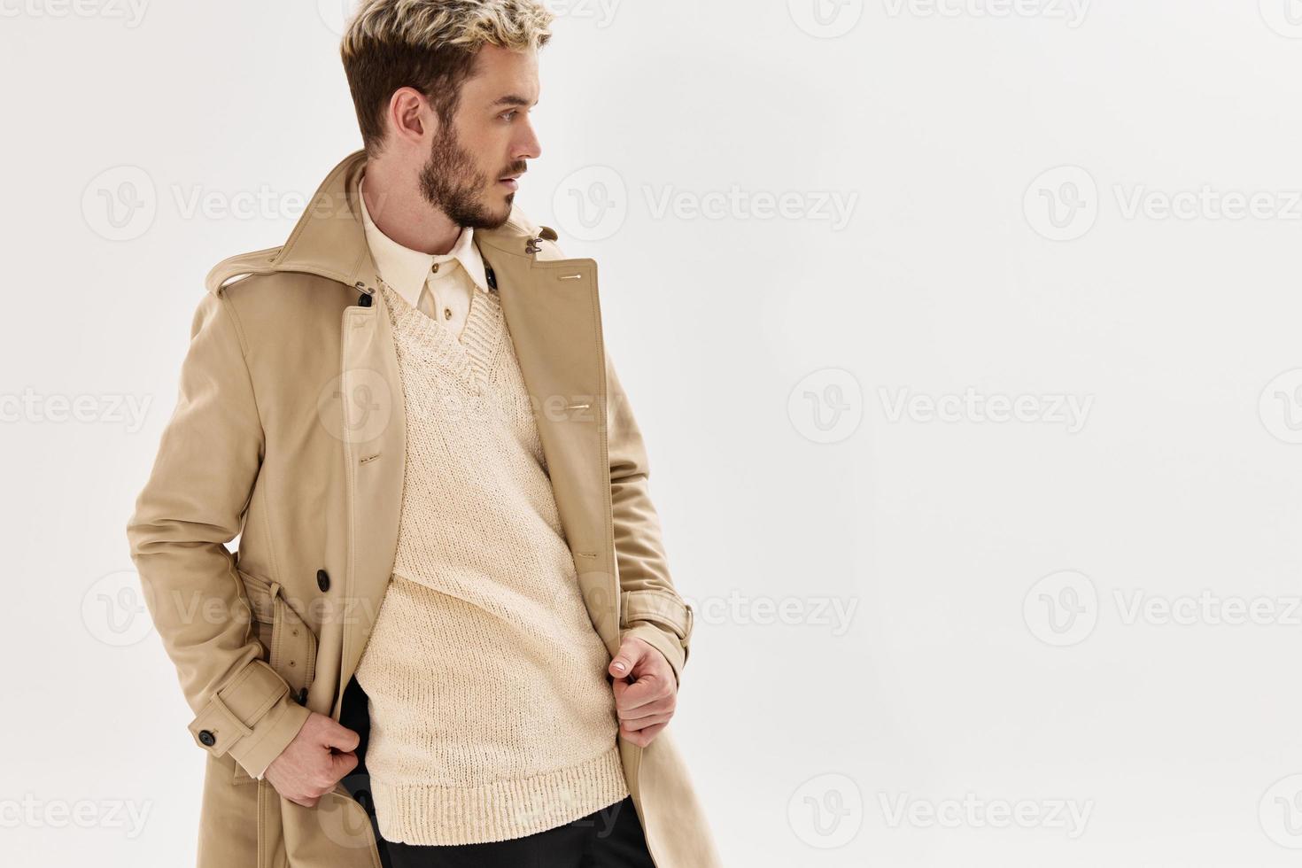 Beau homme beige manteau mode moderne style photo