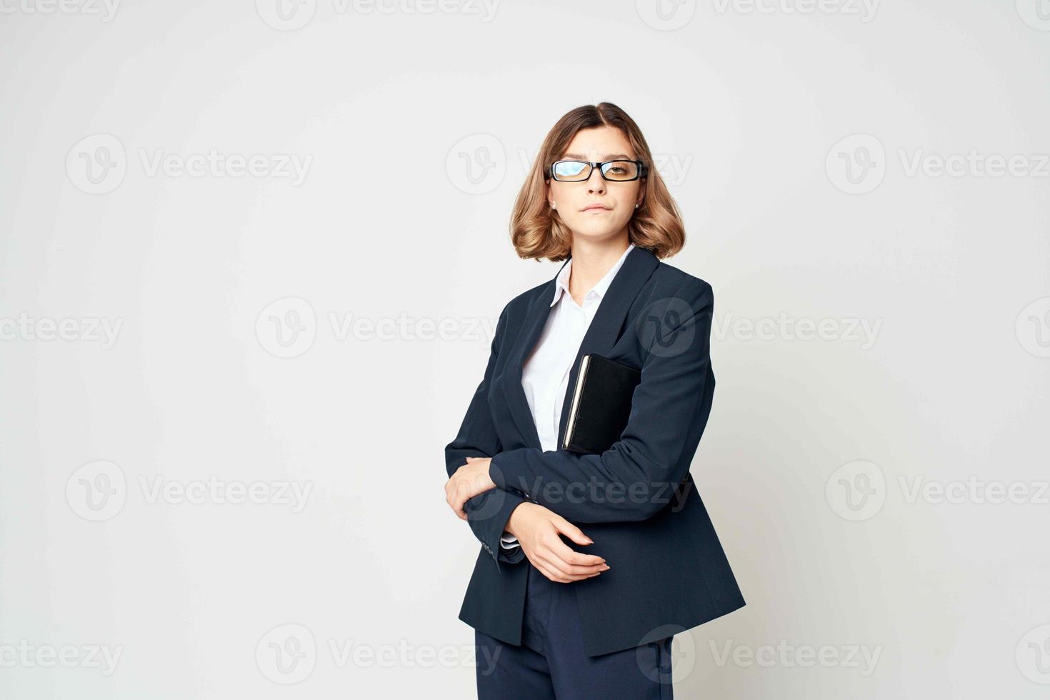 femme dans une costume avec des lunettes travail directeur photo