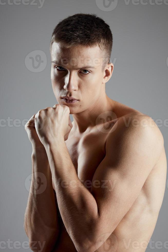 attrayant homme avec renflé bras muscles boxeur bodybuilder photo