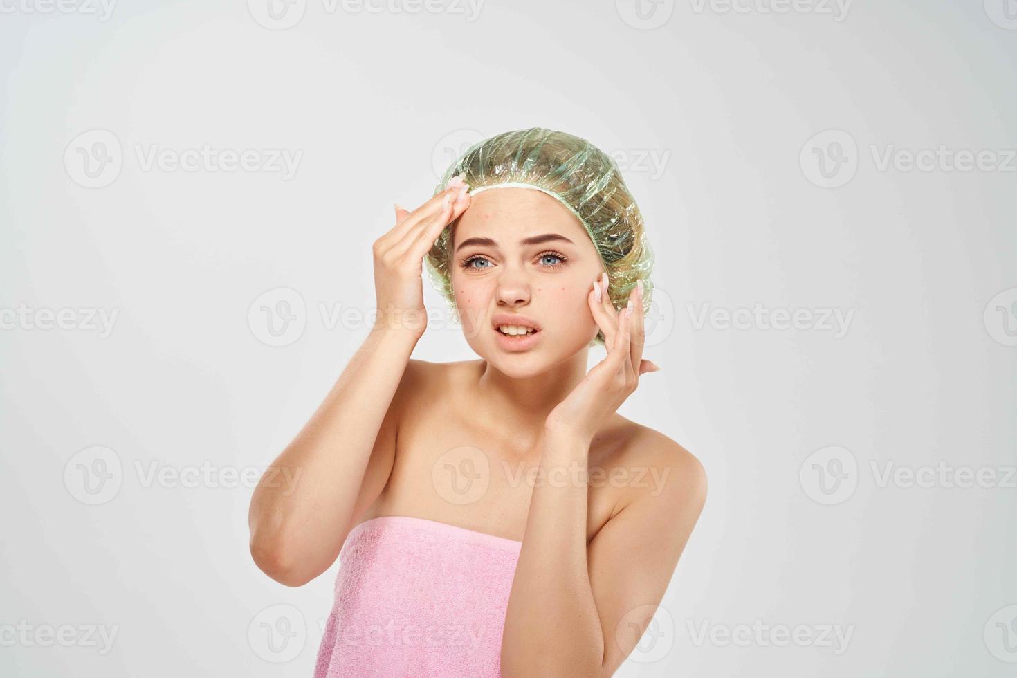 femme dans rose serviette peau se soucier nu épaules hygiène photo