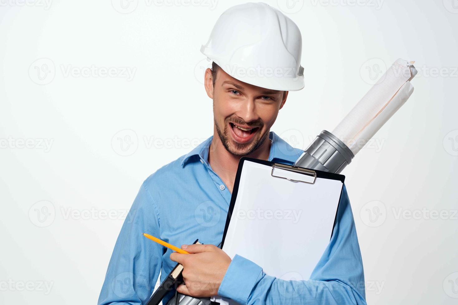 un ingénieur dans une blanc casque dessins les documents professionnels travail photo