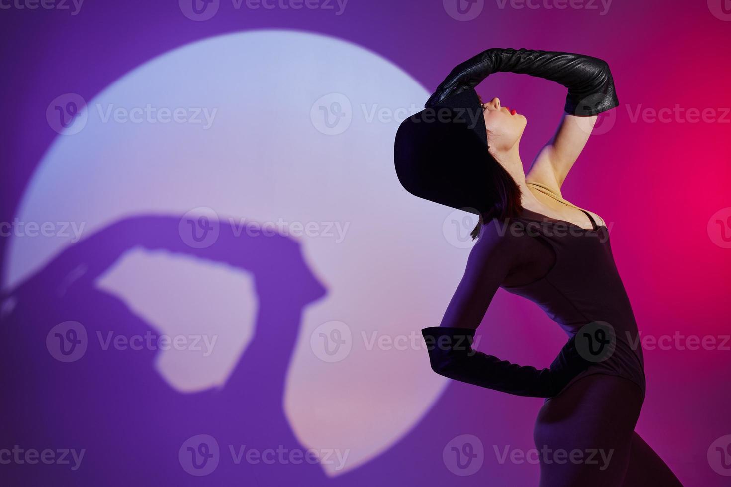 magnifique à la mode fille scène projecteur posant néon violet Contexte inchangé photo