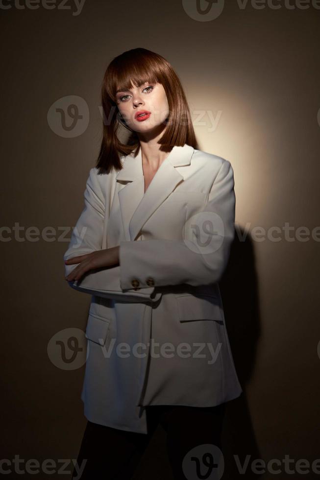 fille dans soir porter pose pour le caméra fête photo