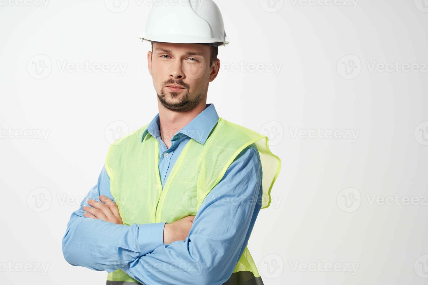 homme dans construction uniforme blanc casque sécurité studio photo