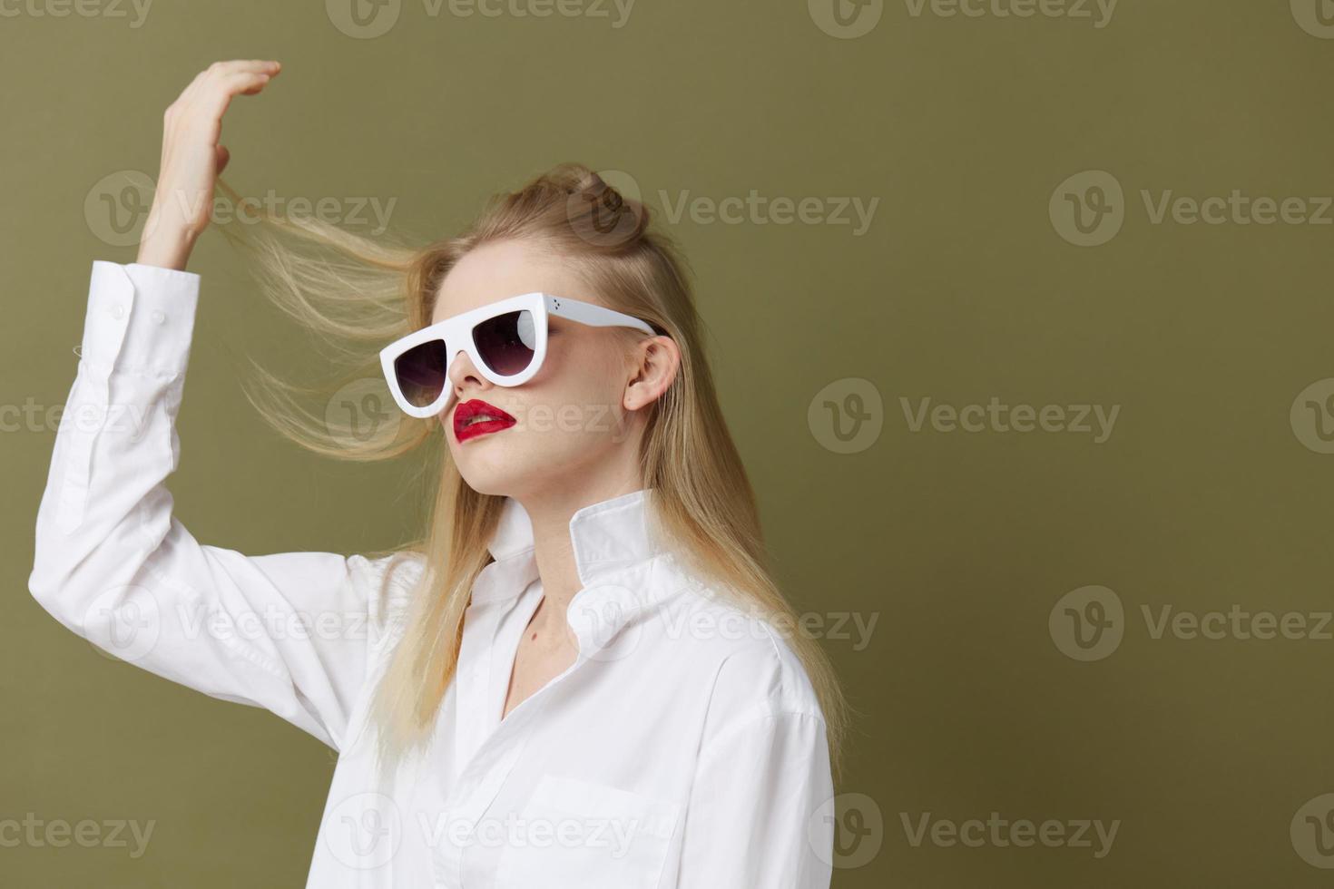 portrait de une femme rouge lèvres mode des lunettes studio modèle inchangé photo