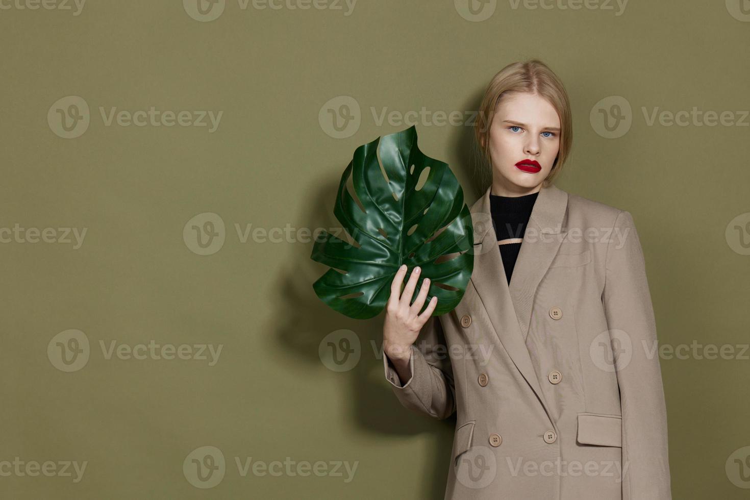 portrait de une femme vert paume feuille manteau brillant maquillage mode de vie posant photo