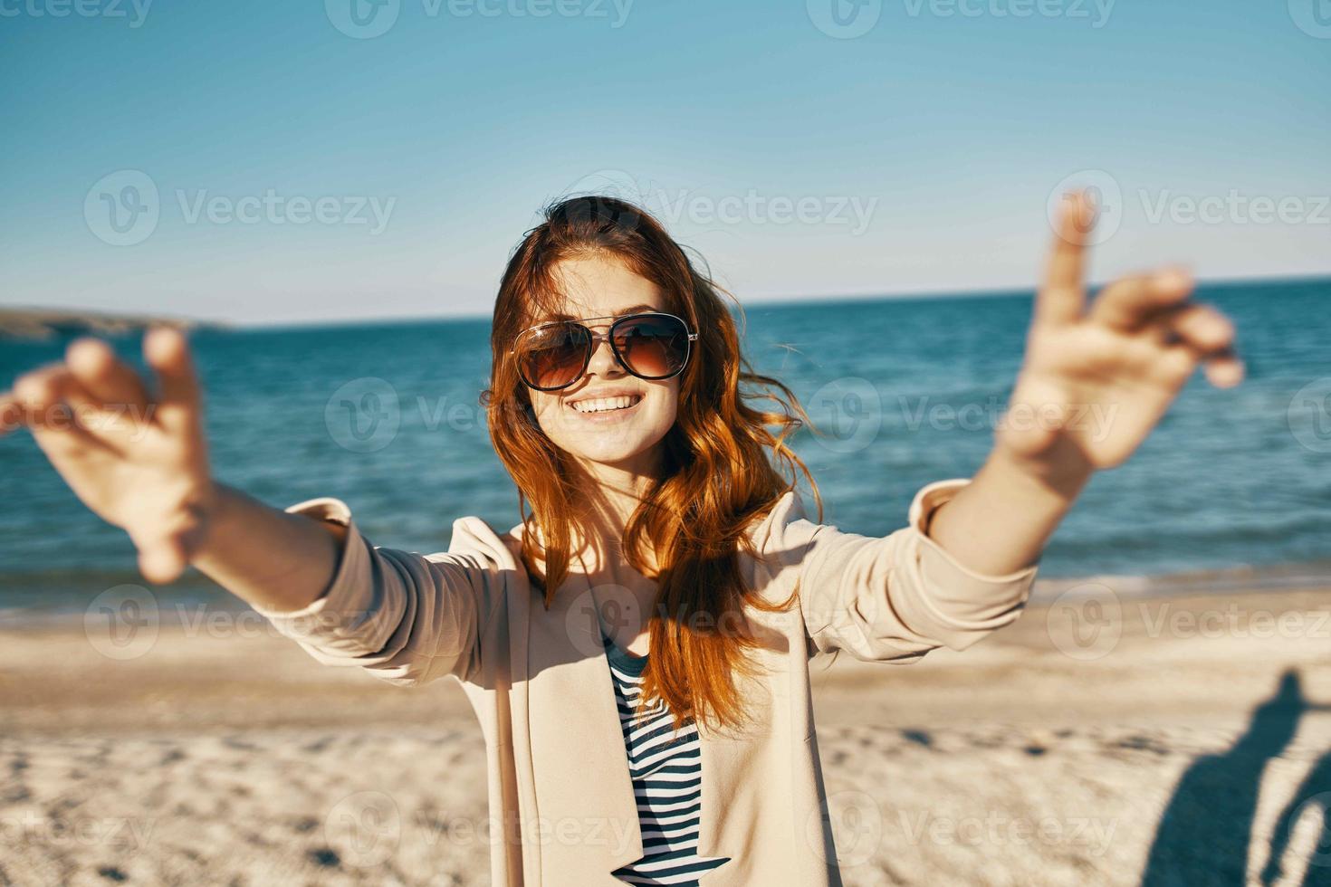 femme portant des lunettes de soleil été la nature Frais air océan Voyage photo