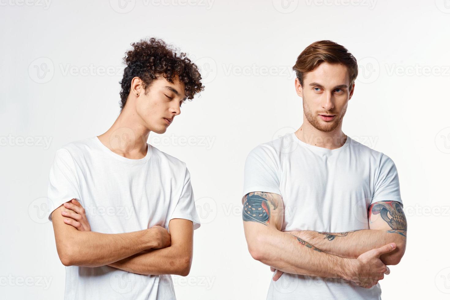deux de bonne humeur copains dans blanc t-shirts supporter côté par côté tondu vue photo