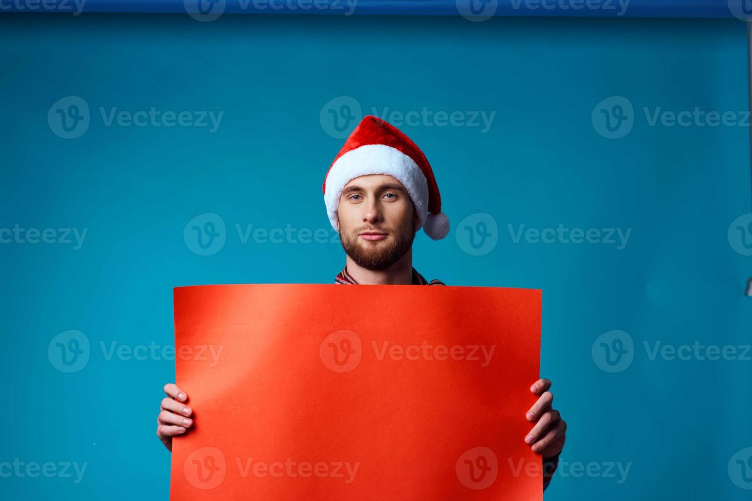 émotif homme dans une Noël Orange maquette affiche bleu Contexte photo