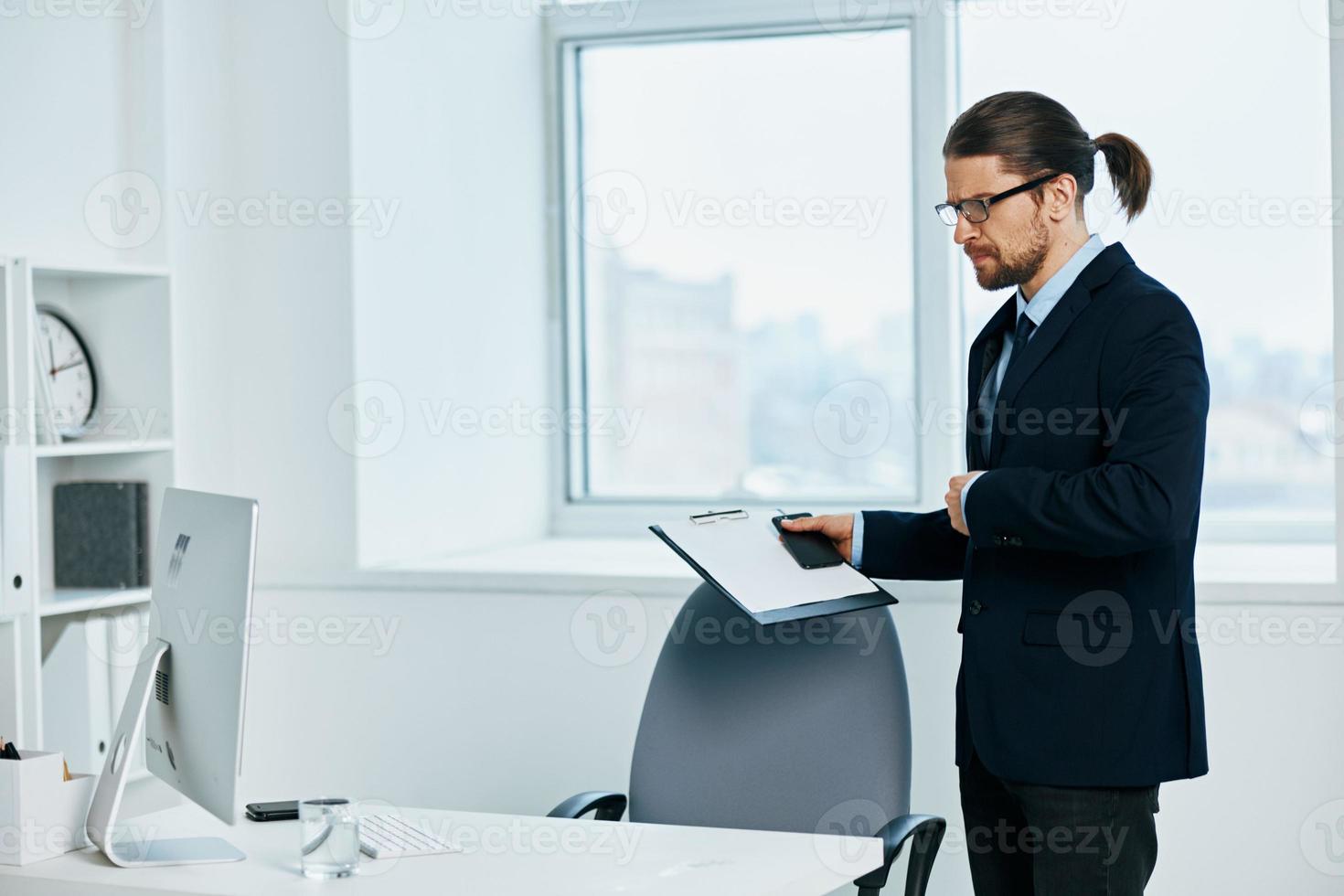 le homme dans une costume émotions travail tête les documents ordinateur photo