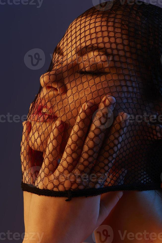 photo jolie femme noir voile sur le visage fermer rouge lumière Couleur Contexte