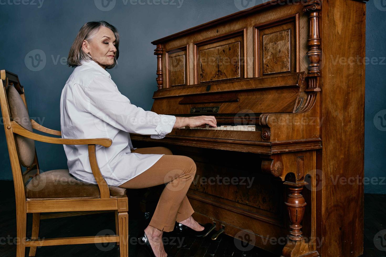 femme la musique prof séance près le piano photo