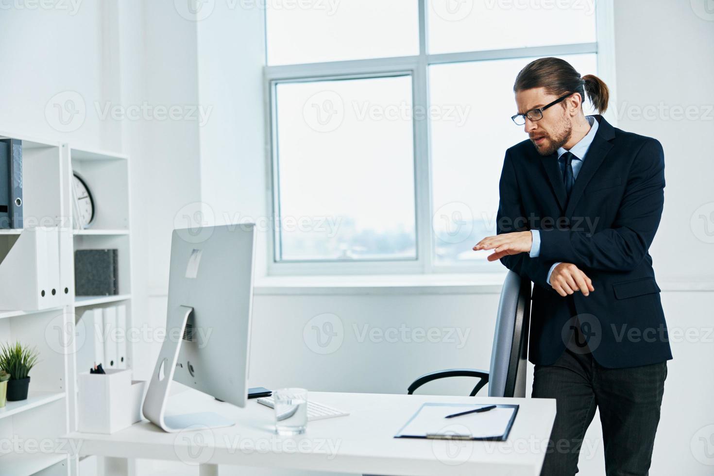 Bureau ouvrier dans le Bureau gestes avec le sien mains patron photo