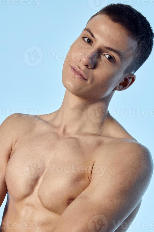 sportif homme avec nu épaules plié bras court coiffure bleu Contexte photo