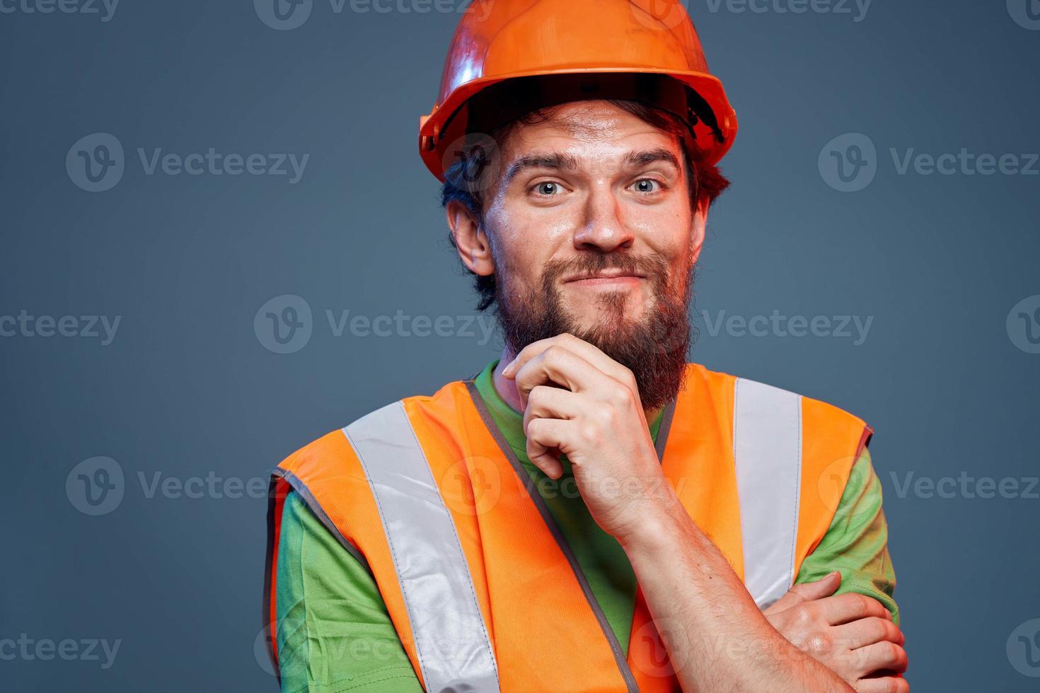 barbu homme dans travail uniforme construction professionnel tondu vue photo