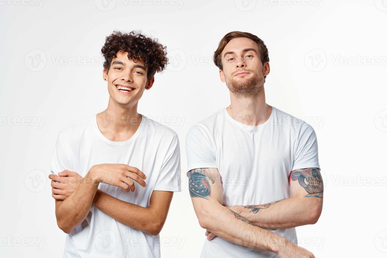 deux Hommes dans t-shirts relation amicale la communication lumière Contexte photo
