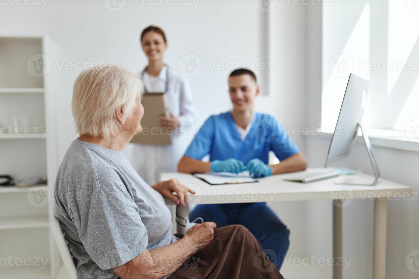 patient à le admission à le hôpital médecin infirmière photo