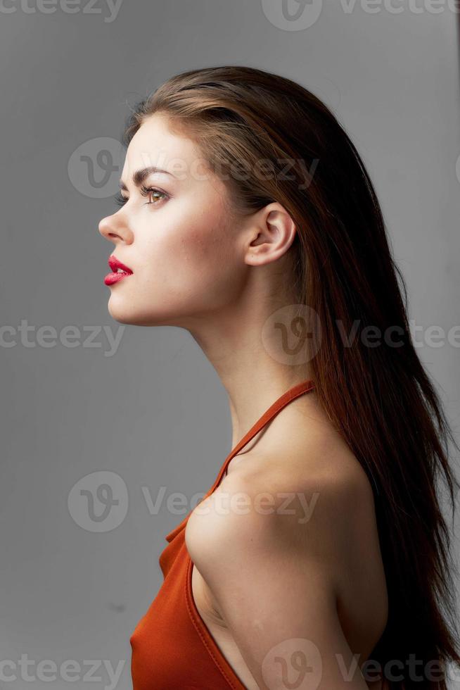 magnifique femme côté vue produits de beauté rouge lèvres photo