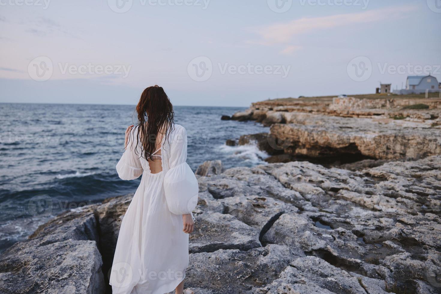 femme dans blanc robe la nature paysage mer Voyage mode de vie photo