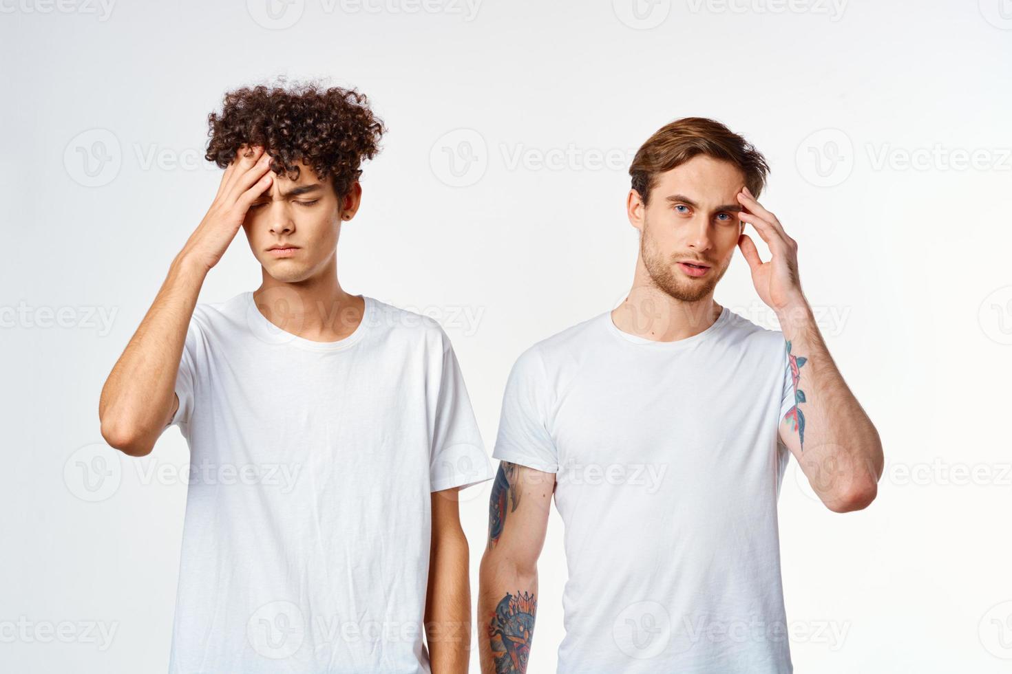 de bonne humeur copains dans blanc t-shirts émotions mouvement photo